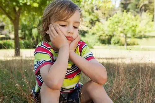 湖北一熊孩子医院内踩着座椅打闹没人管，遇到这种事该如何处理？