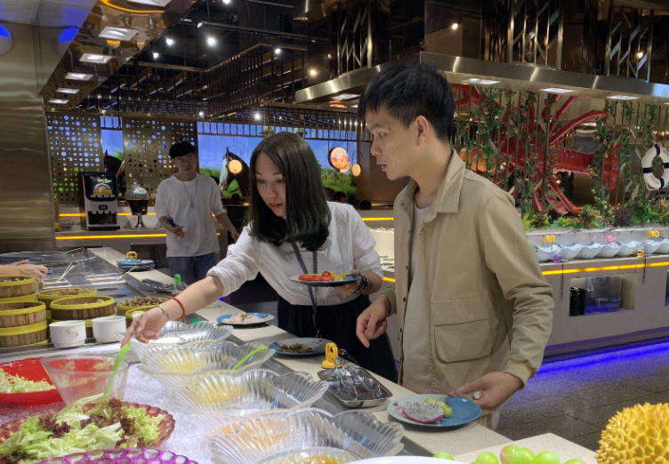 长沙一顾客因吃得多遭自助餐厅拉黑，自助餐厅这么做合适吗？