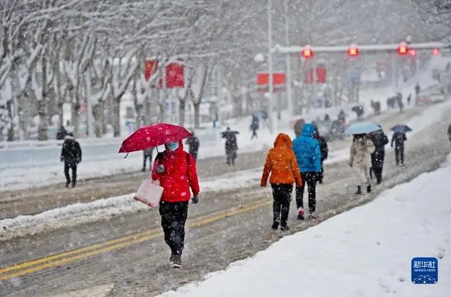 辽宁暴雪天小男孩骑马去吃米线，暴雪天出行该注意哪些安全问题？