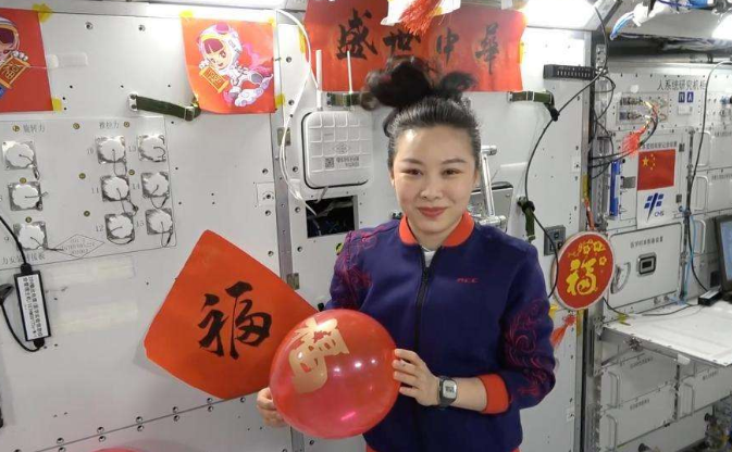 央视春晚航天员零点钟声送祝福，他们都说了什么？