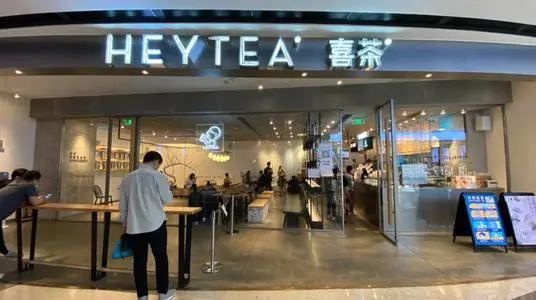 喜茶错拿饮料样品，顾客喝下硅胶仿真水，当时出现了哪些症状？