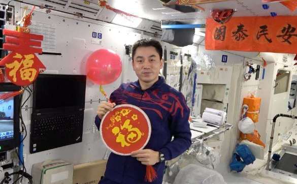 央视春晚航天员零点钟声送祝福，他们都说了什么？