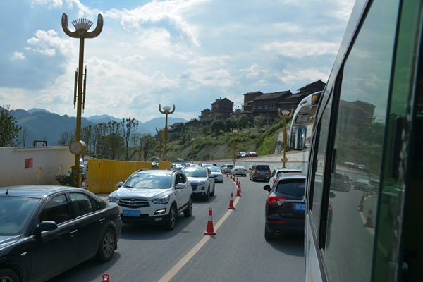 网友反映上千名游客夜晚滞留在湖北鹤峰屏山峡谷景区，这是什么原因导致的？