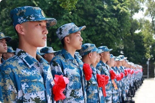 中国法定公民义务兵要服役几年？超期服役的算什么兵？