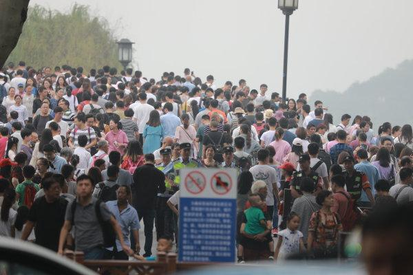 网友反映上千名游客夜晚滞留在湖北鹤峰屏山峡谷景区，这是什么原因导致的？