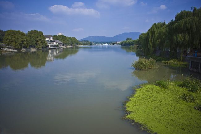 月牙湖旅游景点在我国哪个省哪个市呢？