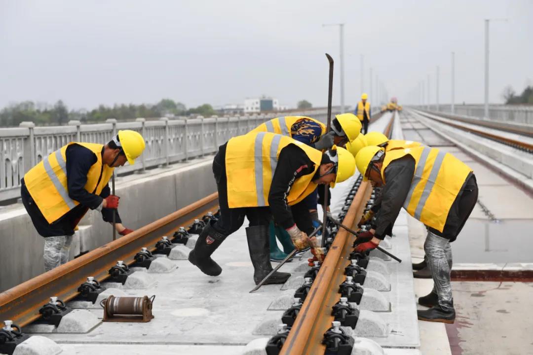 兰新铁路发生事故致9人遇难，事故发生的原因是什么？