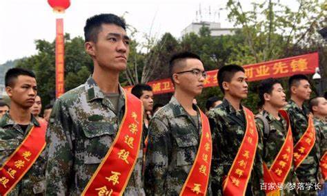 中国法定公民义务兵要服役几年？超期服役的算什么兵？