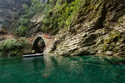 网友反映上千名游客夜晚滞留在湖北鹤峰屏山峡谷景区，这是什么原因导致的？