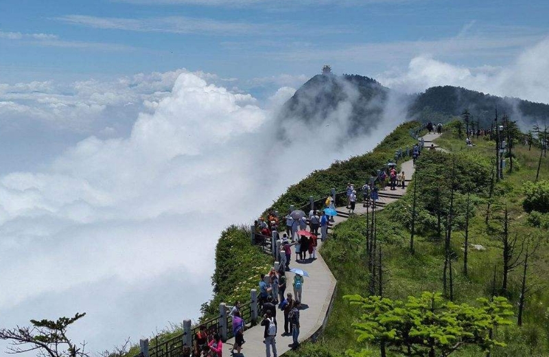 峨眉山蜘蛛侠90度崖壁捡垃圾，这么做会存在危险吗？