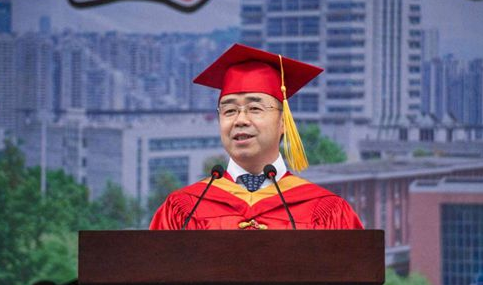 重庆大学校长致辞只说标题，为何还被赞机智？