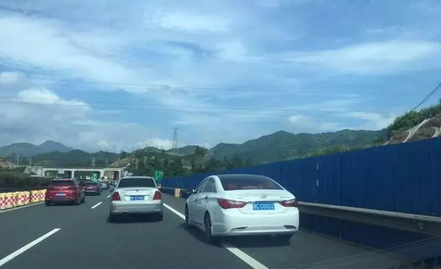 沪陕高速因交通事故堵车7小时，这给高速上的车造成了什么影响？