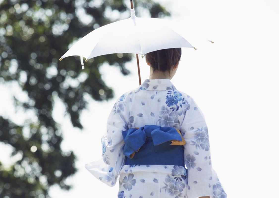 穿和服女子在军事基地旁拍照遭小伙怒斥，如何看待此事？