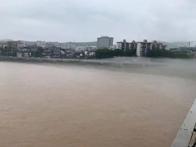 重庆多地出现暴雨，16条河流出现涨水过程，有哪些需要知道的注意事项？