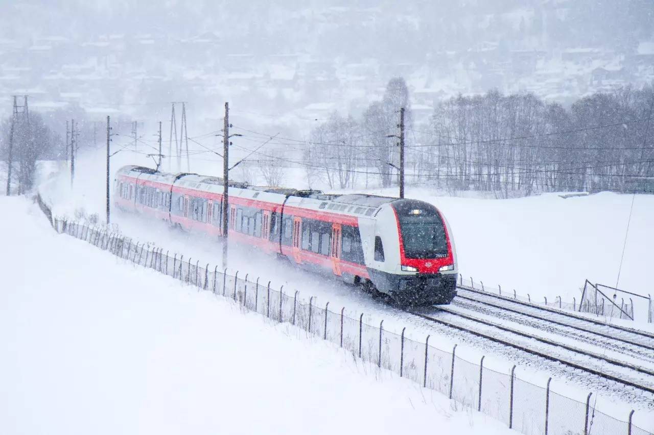 内蒙古通辽火车“破雪”前行，这样“破雪”前行是否存在安全隐患？