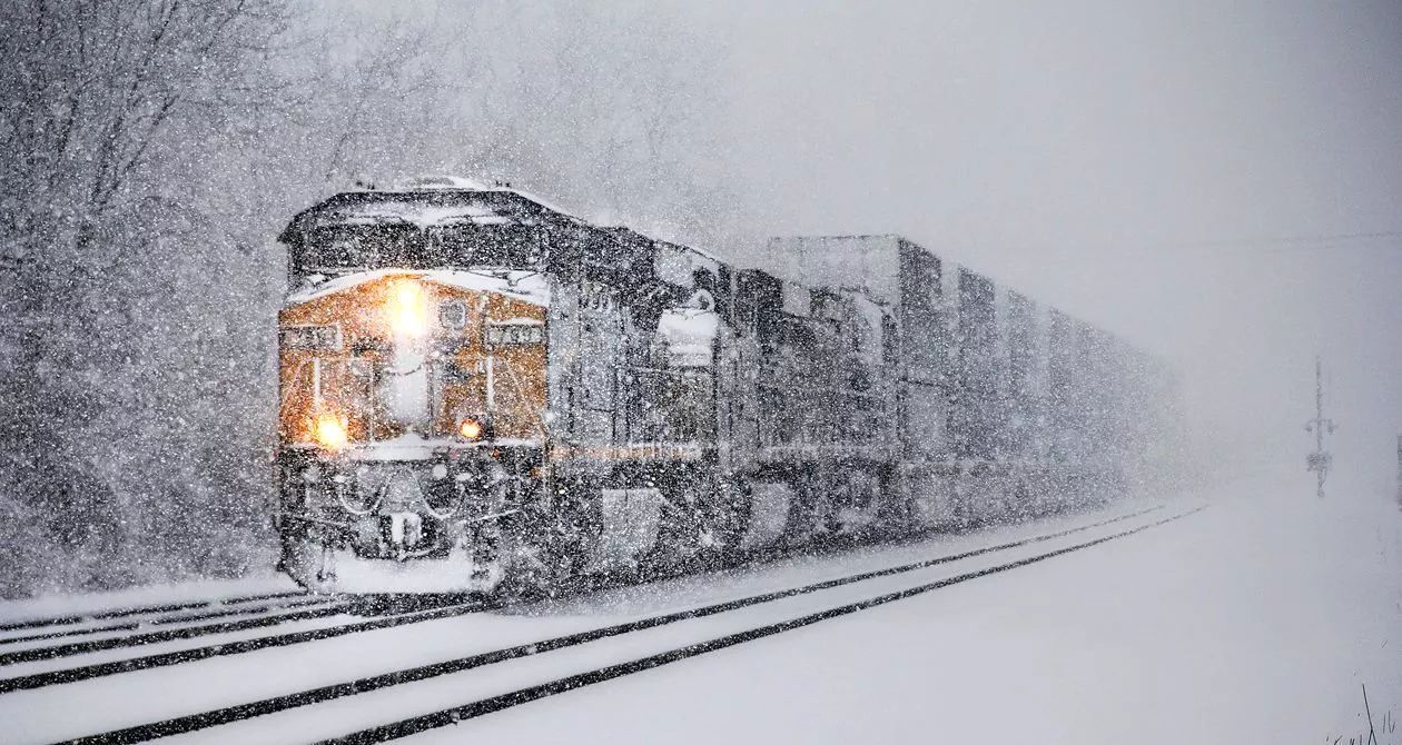 内蒙古通辽火车“破雪”前行，这样“破雪”前行是否存在安全隐患？