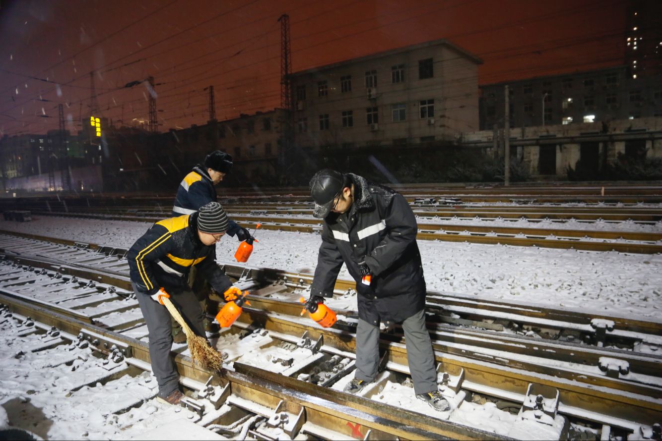 内蒙古通辽火车“破雪”前行，这样“破雪”前行是否存在安全隐患？