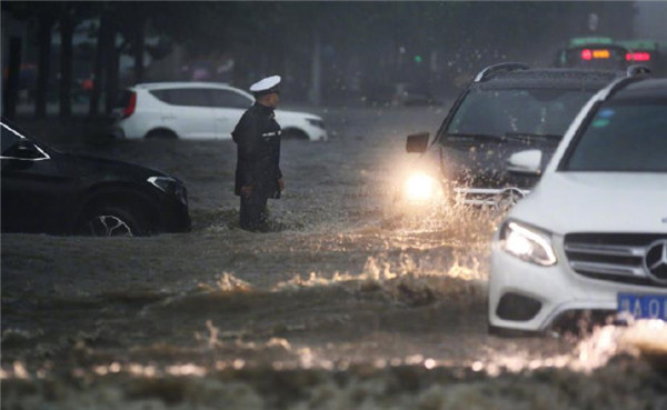 河南暴雨，气象局局长被洪水冲走，他身上发生了什么？