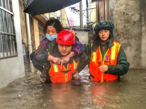 湖北柳林镇居民自述家人被洪水冲走，被冲走的家人救回来了吗？