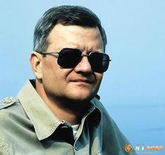 彩虹六号和全境封锁前面的前缀tom clancy s是什么意思？