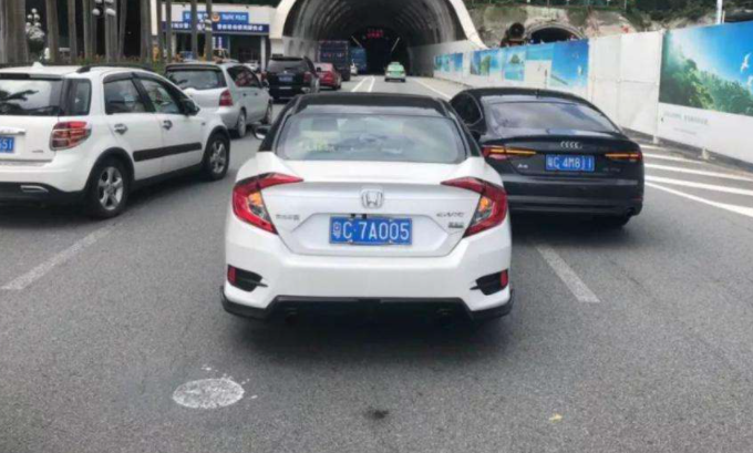 江苏一货车司机两分钟内恶意别车7次，他为何要这么做？