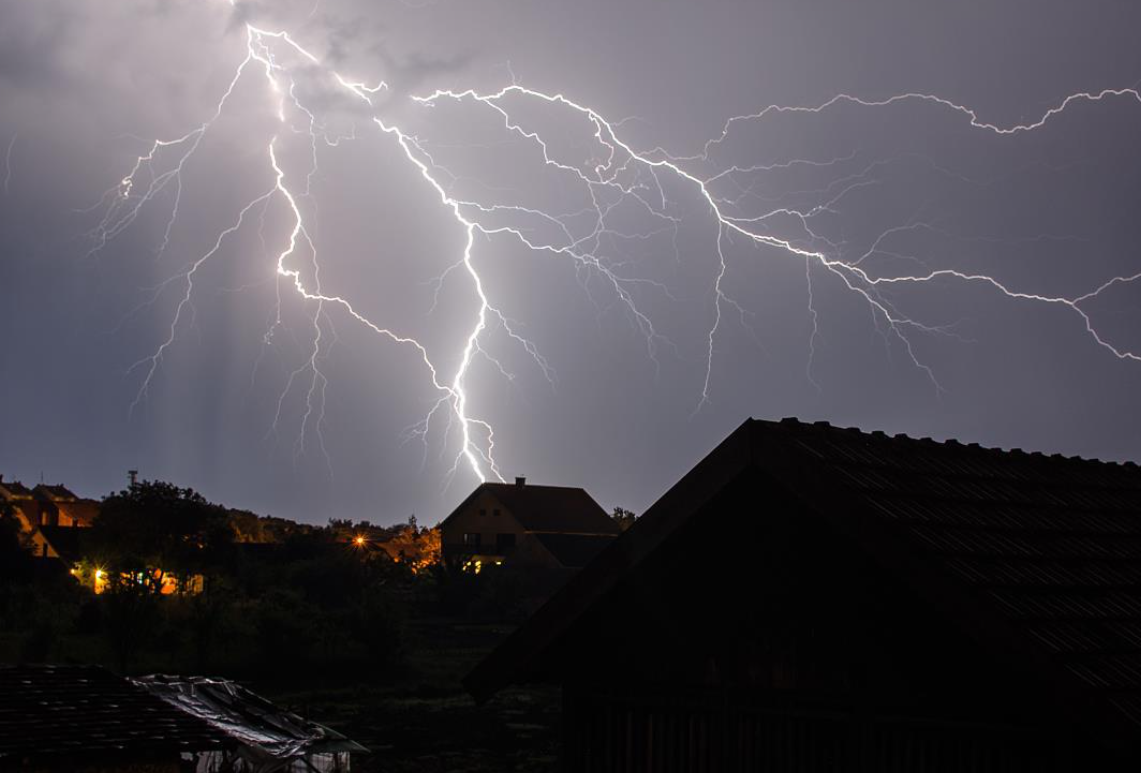 英国三姊弟树下避雨自拍，手臂留闪电痕迹，雷击的威力有多大？