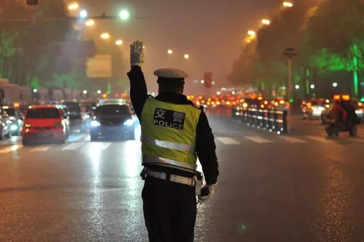 男子骑车路口过红绿灯时，被交警一脚踹倒，该名男子有违法行为吗？