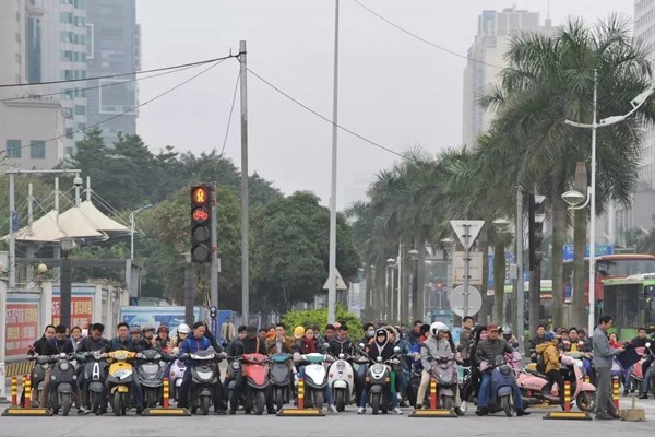 南宁电动车夹缝中撞上劳斯莱斯，为什么电动车出事故的概率这么大？