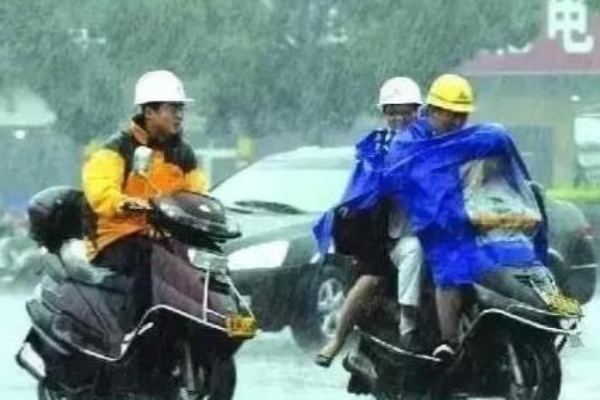 电动车用雨伞好，还是雨棚好？