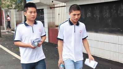 当初两个“夺刀少年”，不惜错过高考救下一车人生命，他们后来如何？