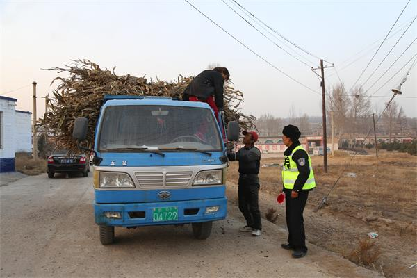 严禁接送就地打工农村群众的车辆违法载人，这是为何？