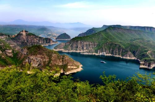 更立西江石壁,截断巫山云雨,高峡出平湖。神女应无恙,当惊世界殊。是什么意思？