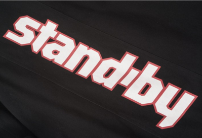 请问standby 和 stand by 的区别。 是否都有待命的意思呢？